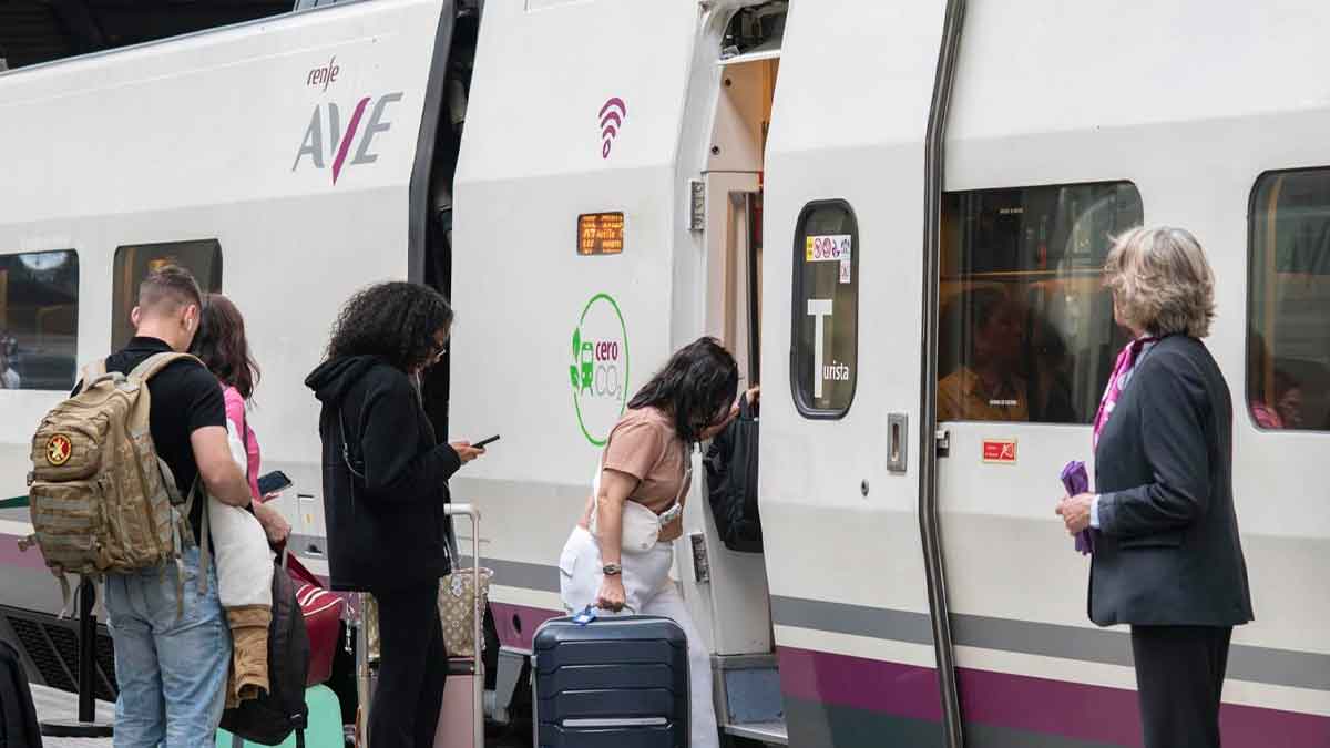 Pasajeros subiendo a un tren de Renfe para aprovechar los abonos gratis y descuentos vigentes en 2025