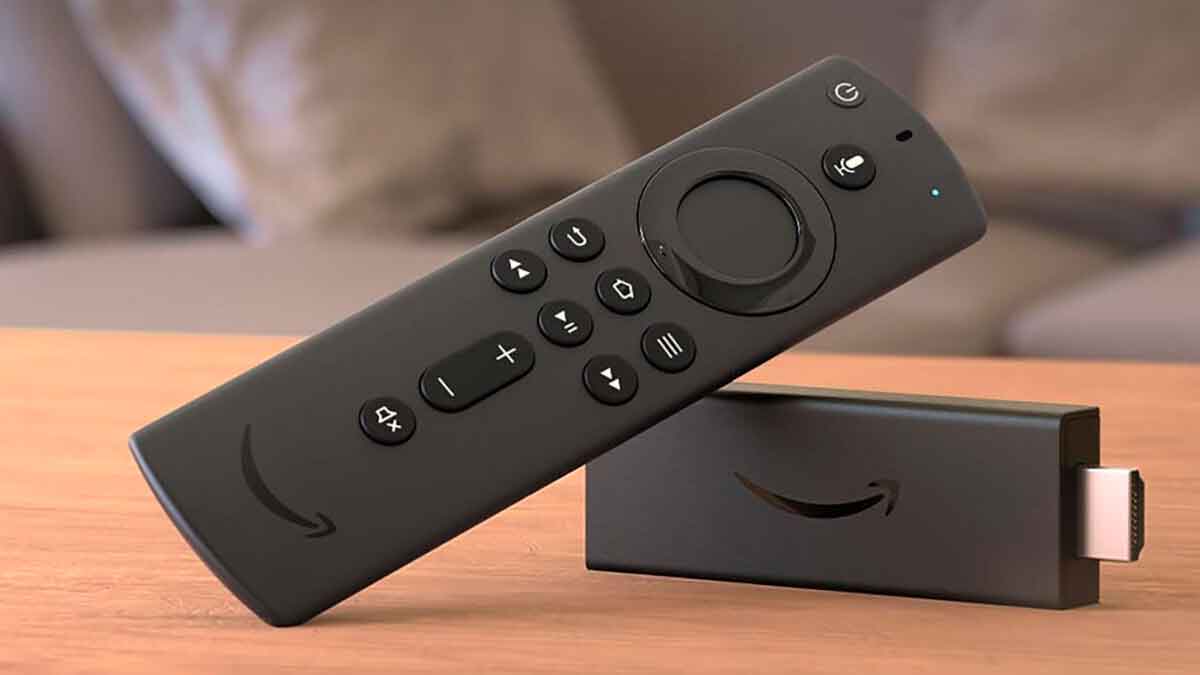 Fire TV stick de Amazon con mando sobre una mesa