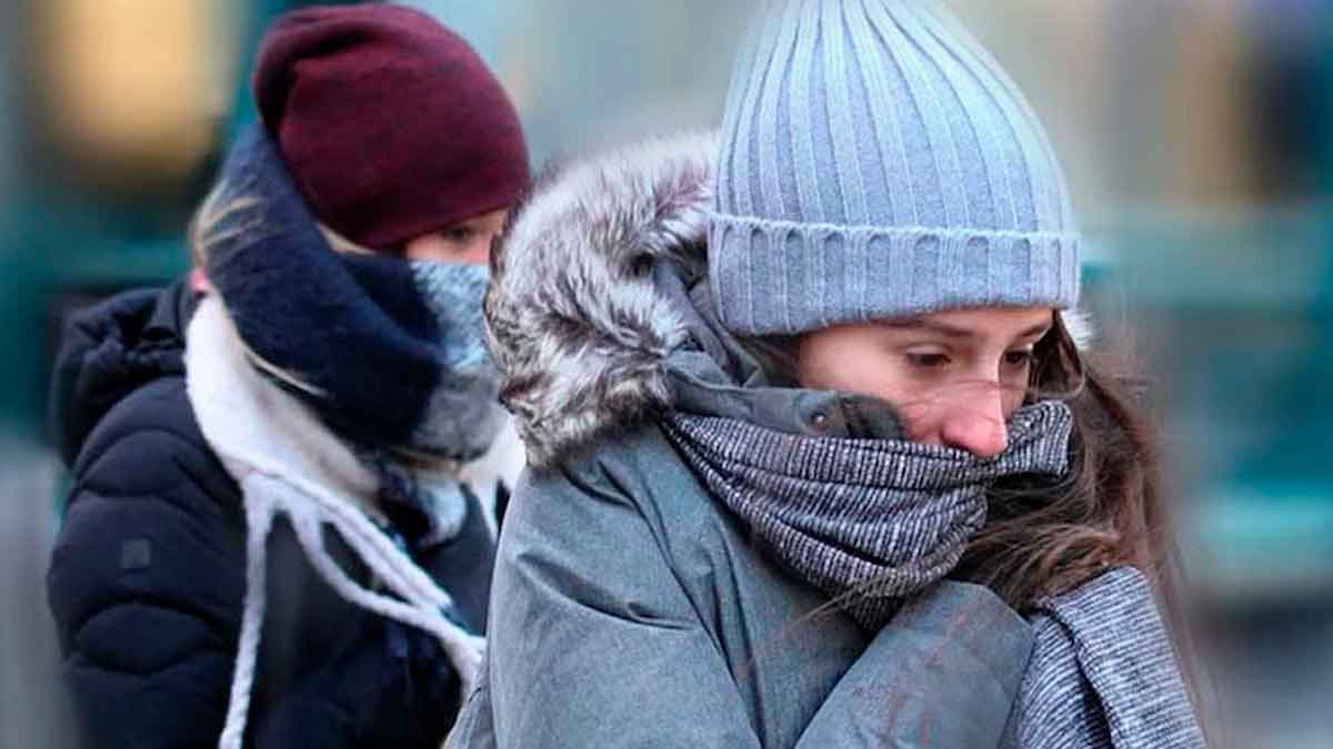 Personas abrigadas frente a una ola de frío por la llegada de aire ártico a Andalucía