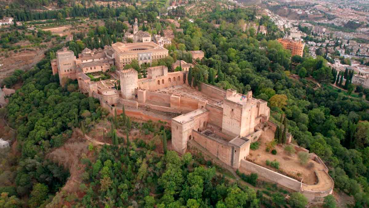 Vista aérea de la Alhambra de Granada durante la celebración del Día del Patrimonio en Andalucía