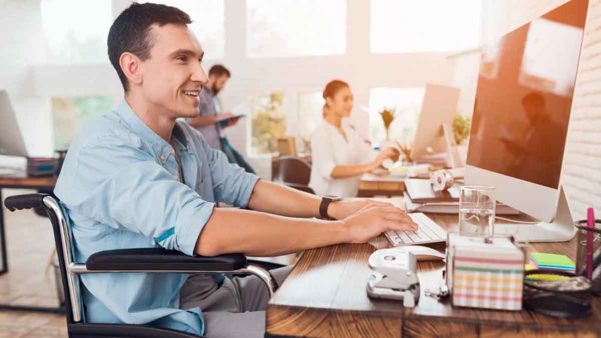 Persona con discapacidad trabajando en oficina tras recibir orientación laboral del SAE en Andalucía