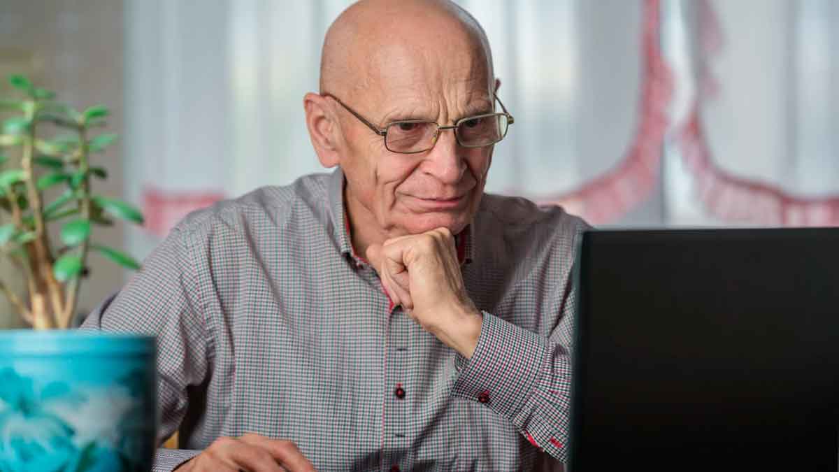 Pensionista revisando en su ordenador la devolución del IRPF de mutualistas