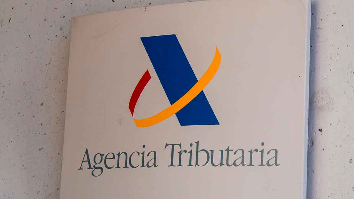 Logotipo de la Agencia Tributaria relacionado con la posible salida del 60% de autónomos del régimen de módulos en 2026