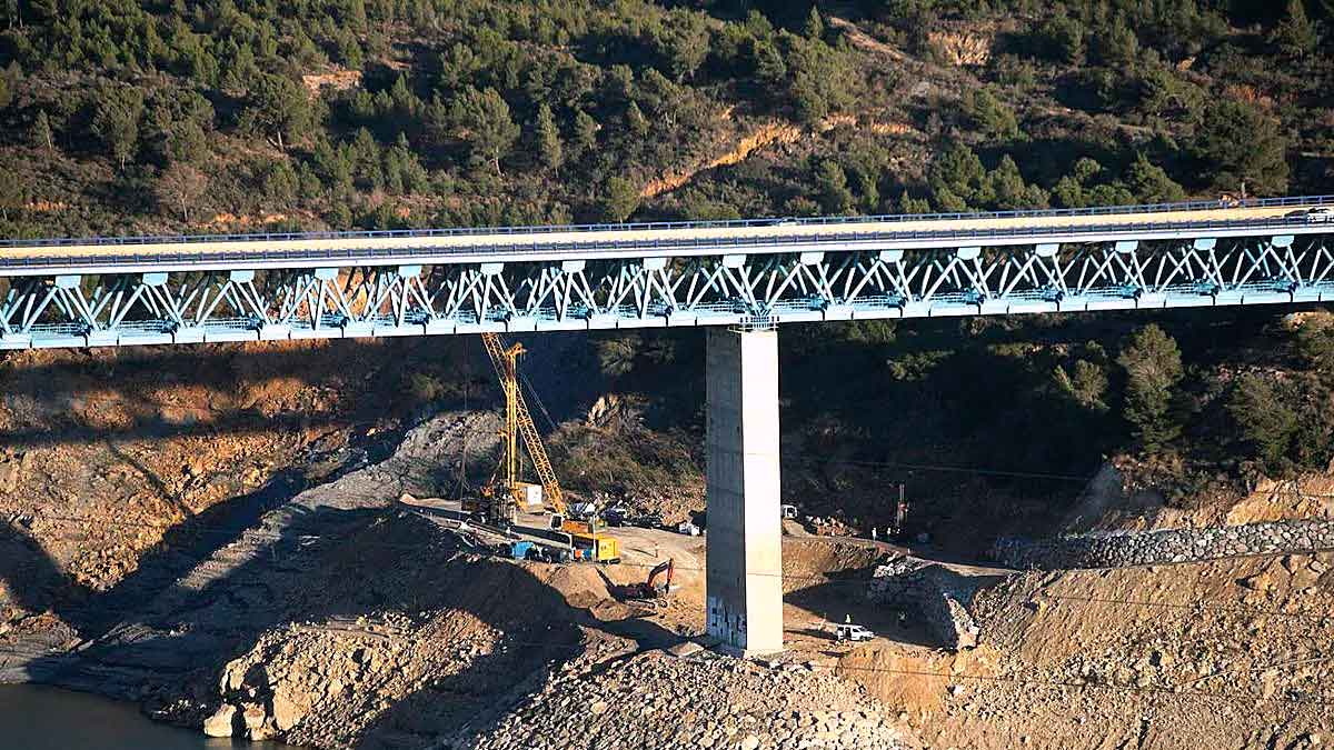 Debe describir la imagen de forma precisa y concisa, sin exagerar ni añadir información no visible