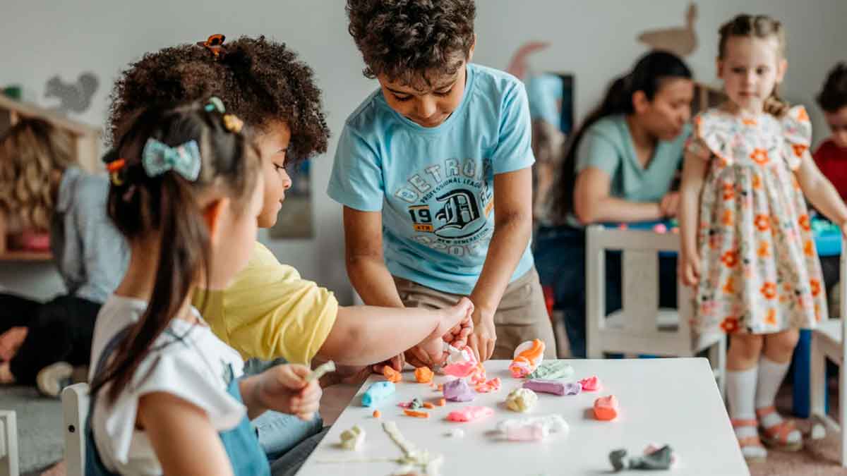 Niños de Educación Infantil realizando actividades en clase relacionadas con el material escolar