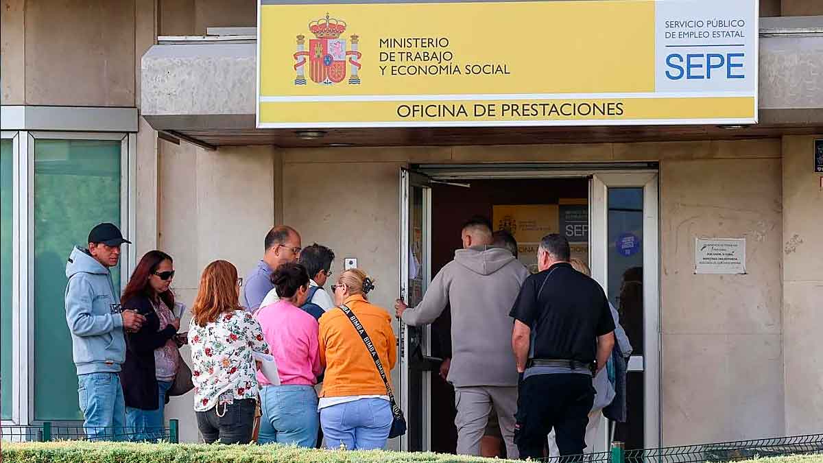 Personas haciendo cola en una oficina del SEPE para realizar trámites de prestaciones por desempleo