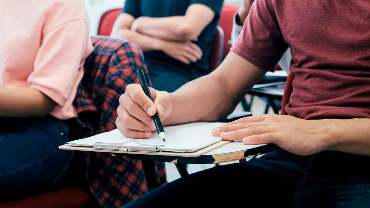Estudiantes tomando apuntes en clase para ilustrar las ayudas de hasta 300 euros para estudios no obligatorios 2025 en Humilladero