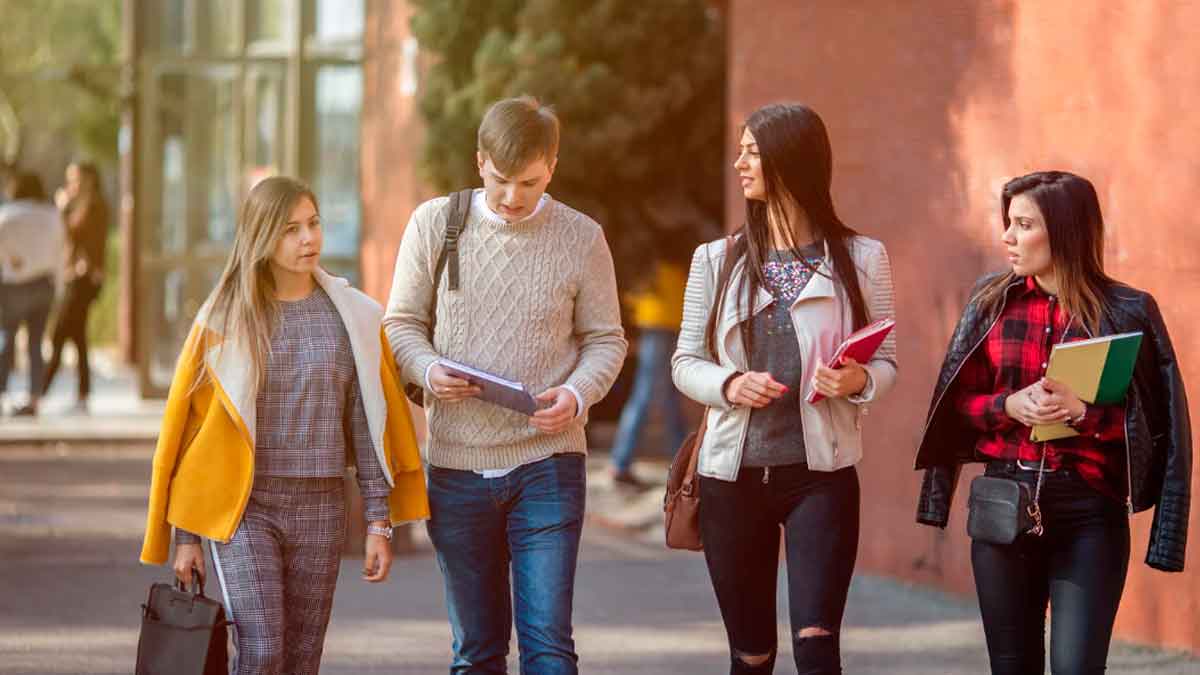 Estudiantes universitarios en campus relacionados con las ayudas uco gata cattana