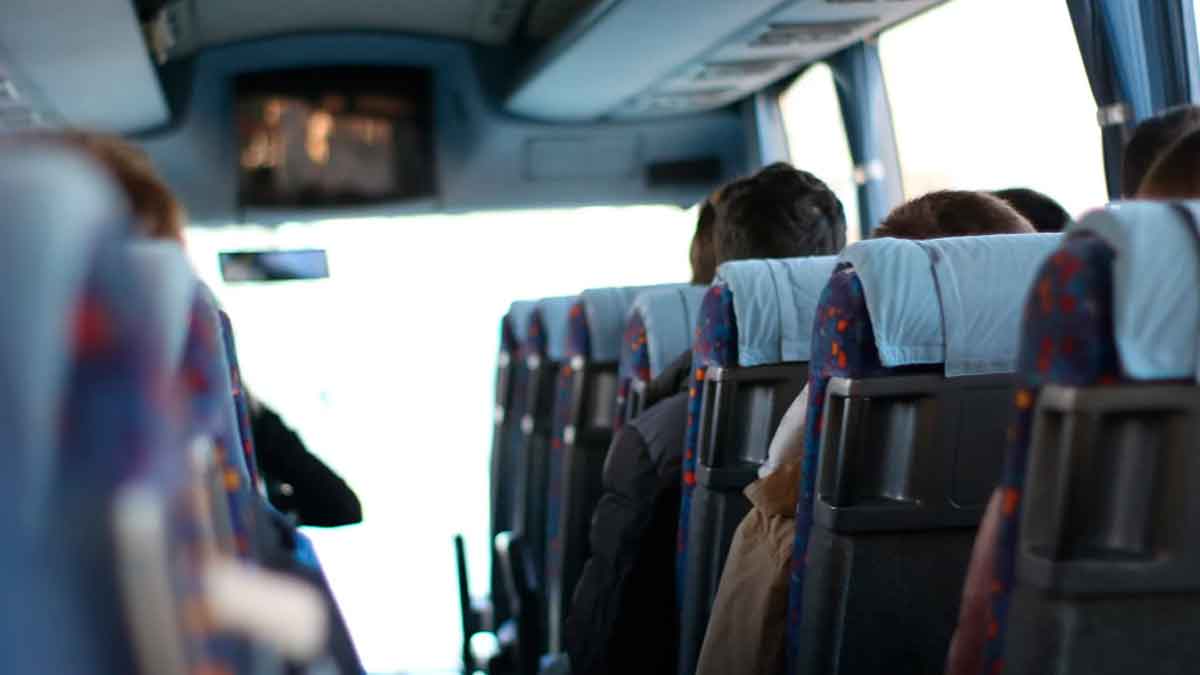 Jóvenes estudiantes viajando en autobús beneficiarios de las ayudas al transporte en Lucena 2025