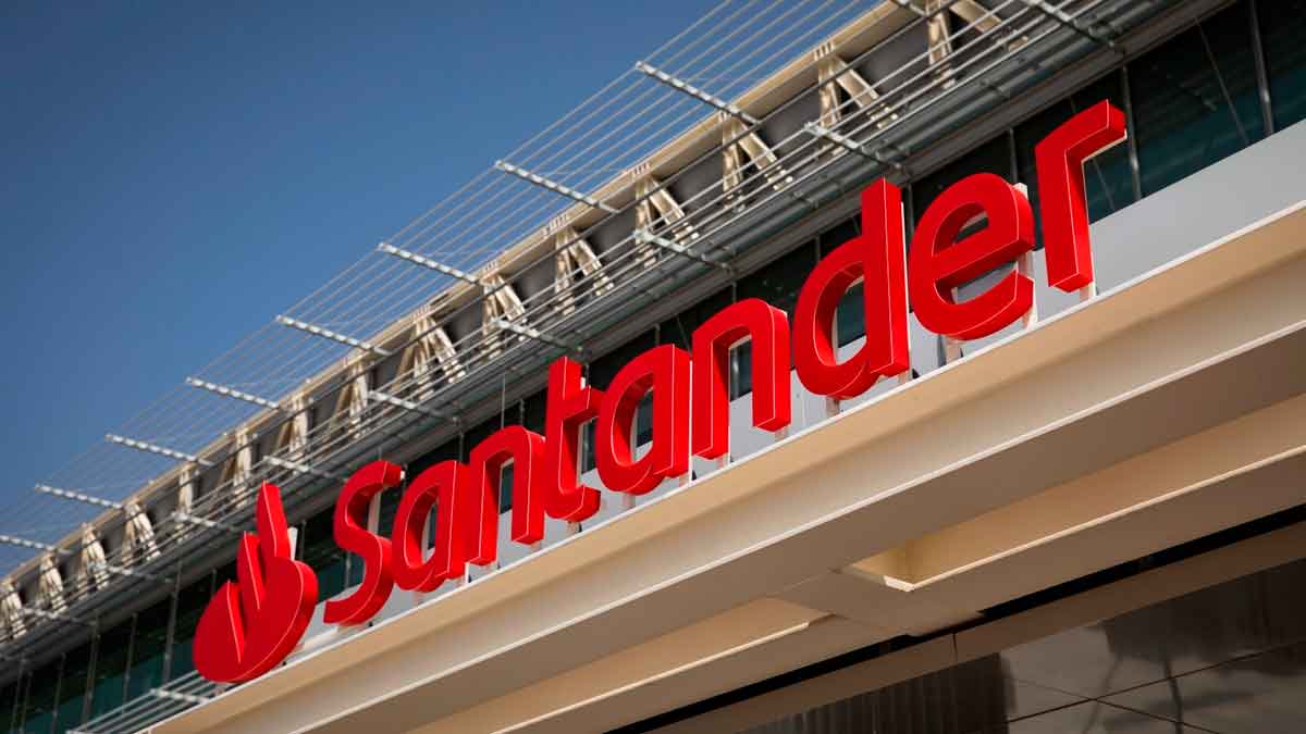 Fachada del Banco Santander con su logotipo en rojo