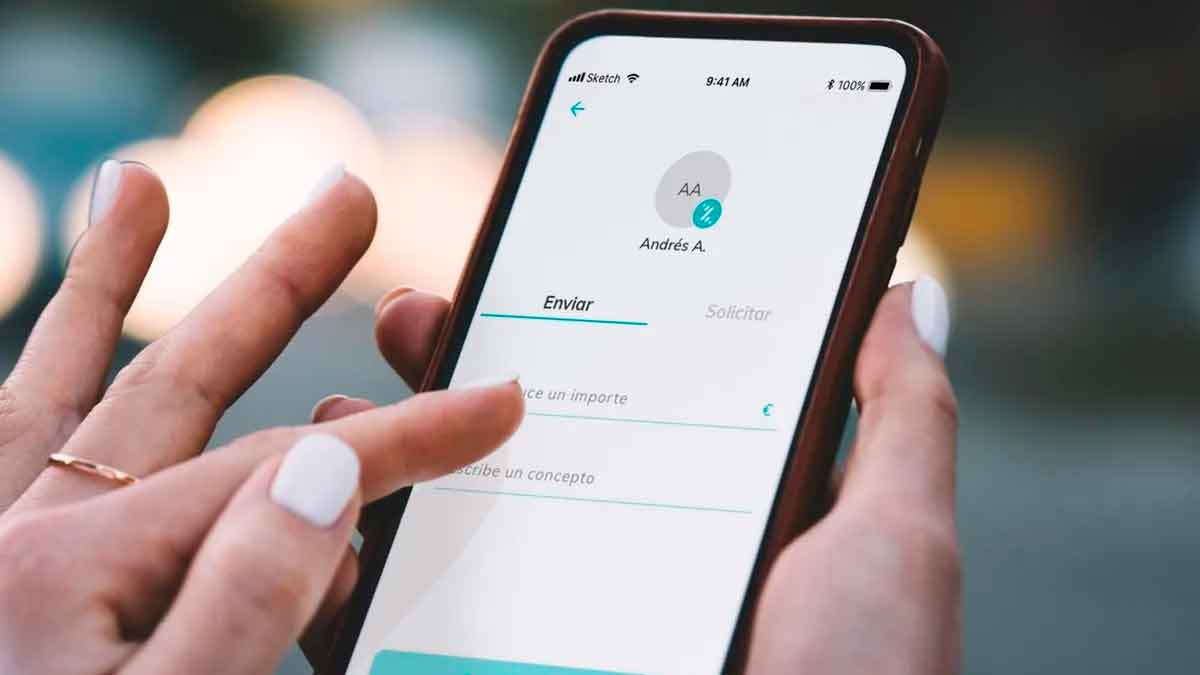Persona usando la aplicación de Bizum en el móvil para enviar dinero entre particulares