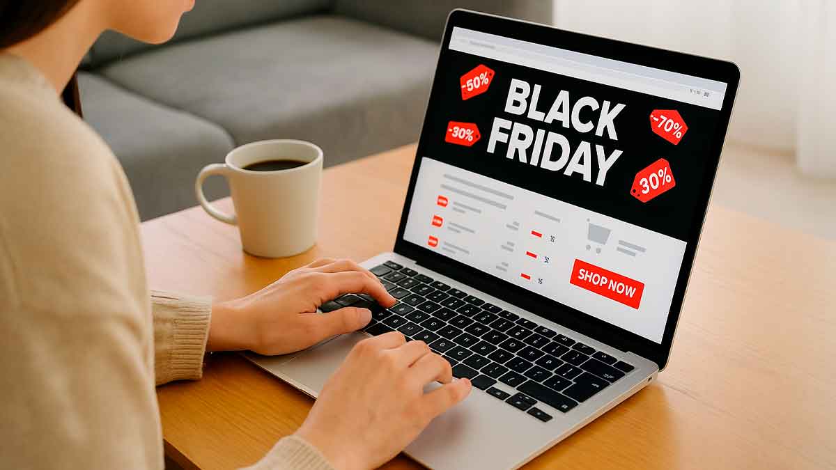 Una mujer compara descuentos de Black Friday 2025 en su portátil para seguir los consejos de la OCU y evitar falsas ofertas