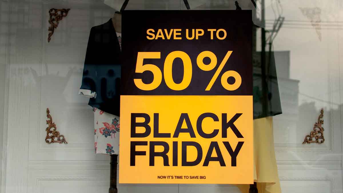 Cartel de descuento del 50 por ciento en escaparate durante el Black Friday