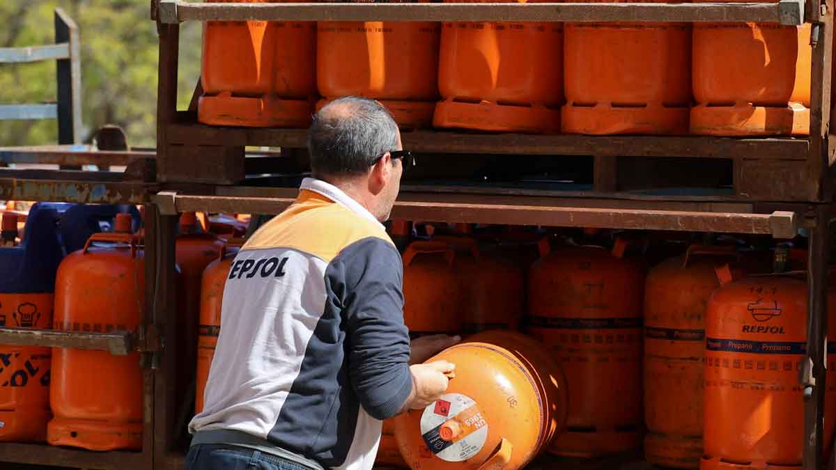 Trabajador manipulando bombonas de butano en un almacén de distribución