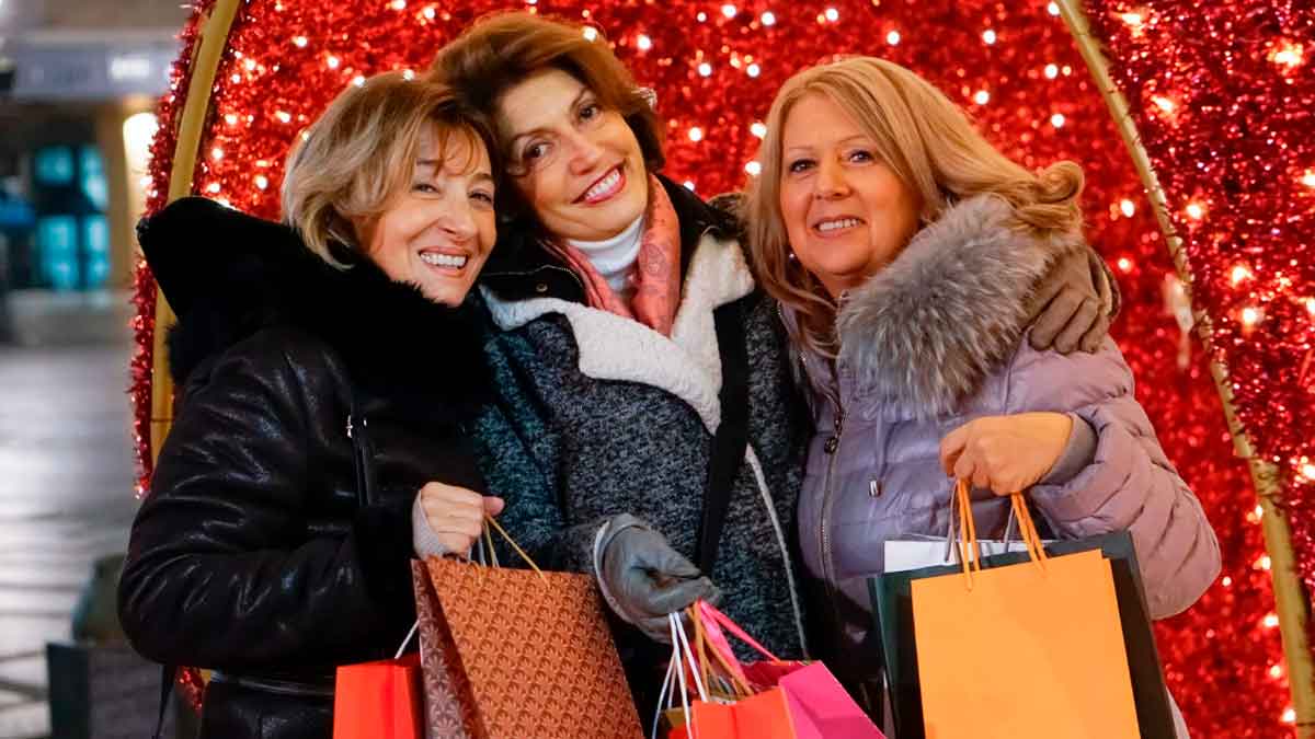 Mujeres disfrutando de compras navideñas en Andújar gracias al Bono Comercio Navidad 2025