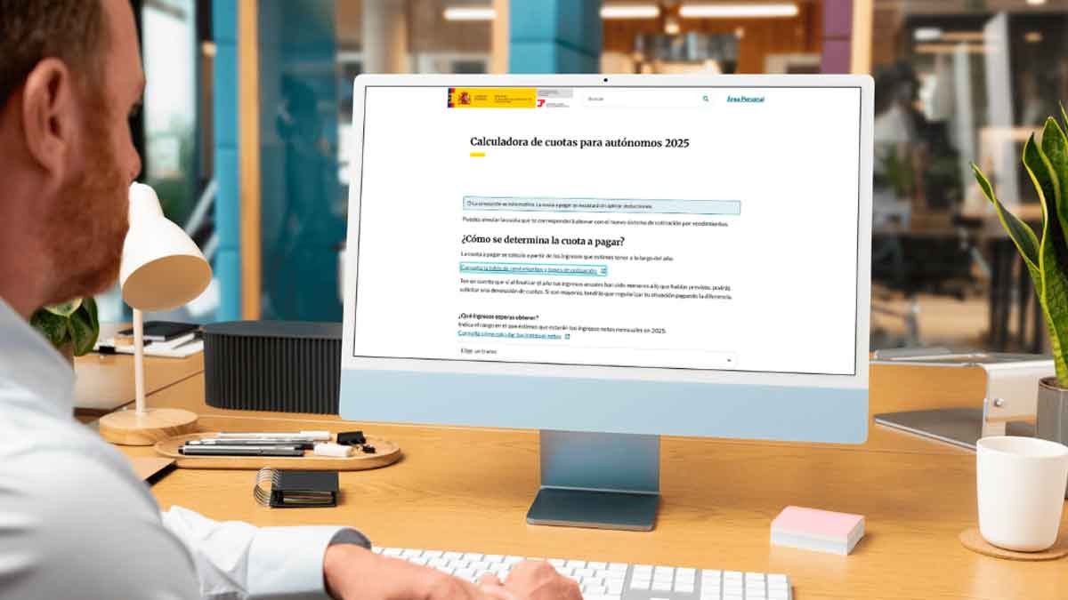 Autónomo usando la calculadora de cuotas de la Seguridad Social en Import@ss para comprobar su cuota en 2025