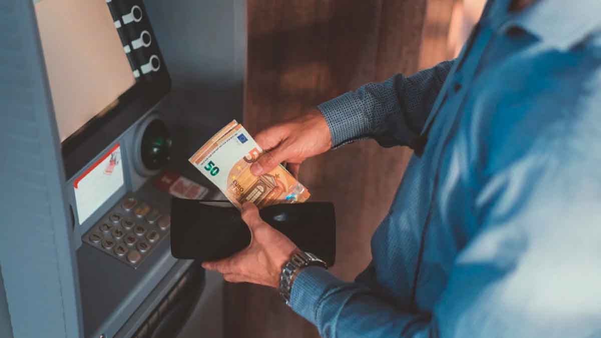 Pensionista sacando dinero del cajero tras el ingreso de la paga extra de Navidad 2025