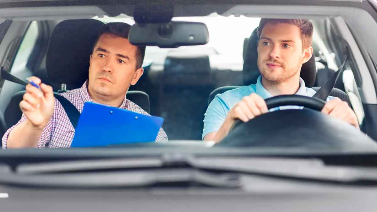 Alumno realizando práctica de conducción con instructor durante examen del carnet B