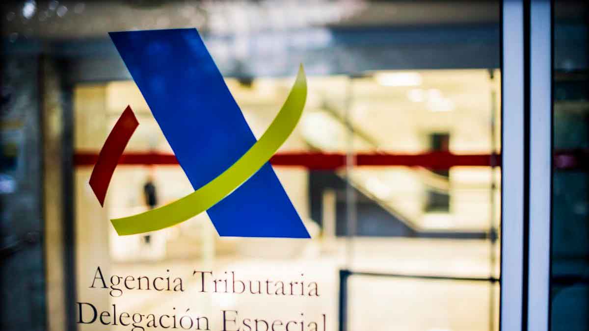 Logo de la Agencia Tributaria en una oficina de Hacienda