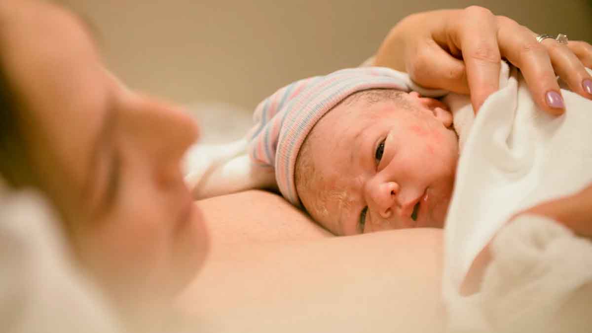 Madre sosteniendo a su recién nacido en el hospital tras el parto, imagen representativa del Cheque Bebé en Humilladero 2025