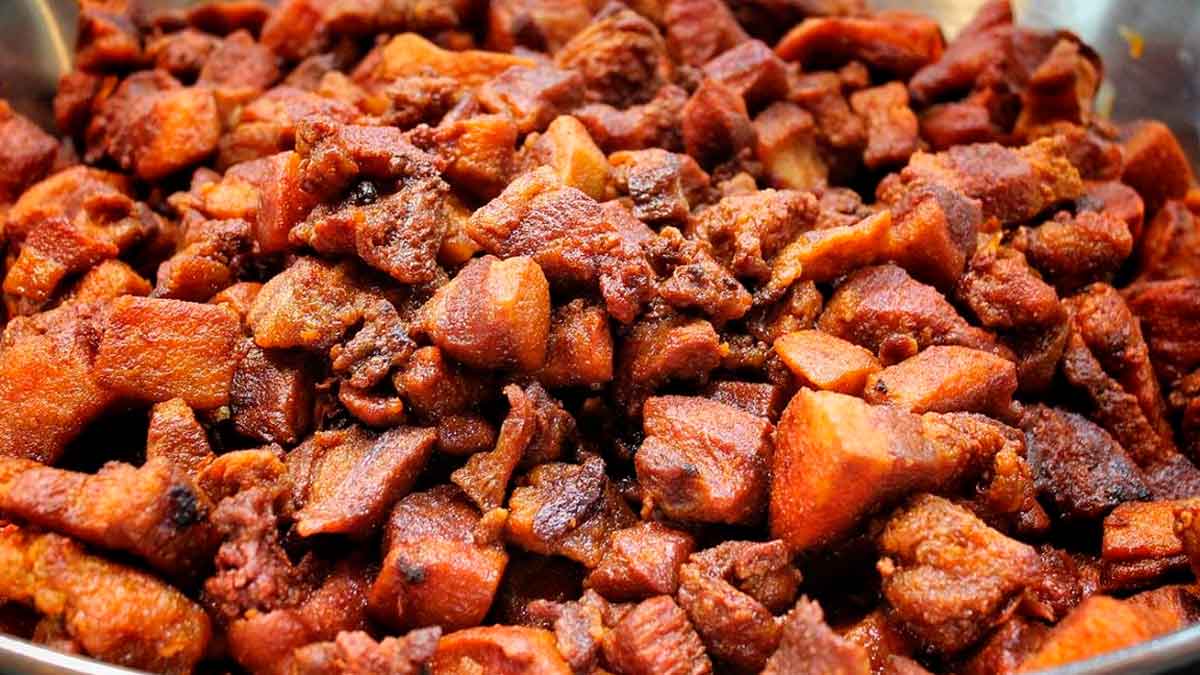 Chicharrones crujientes en el Festival del Chicharrón Chicharfest 2025 en Sevilla