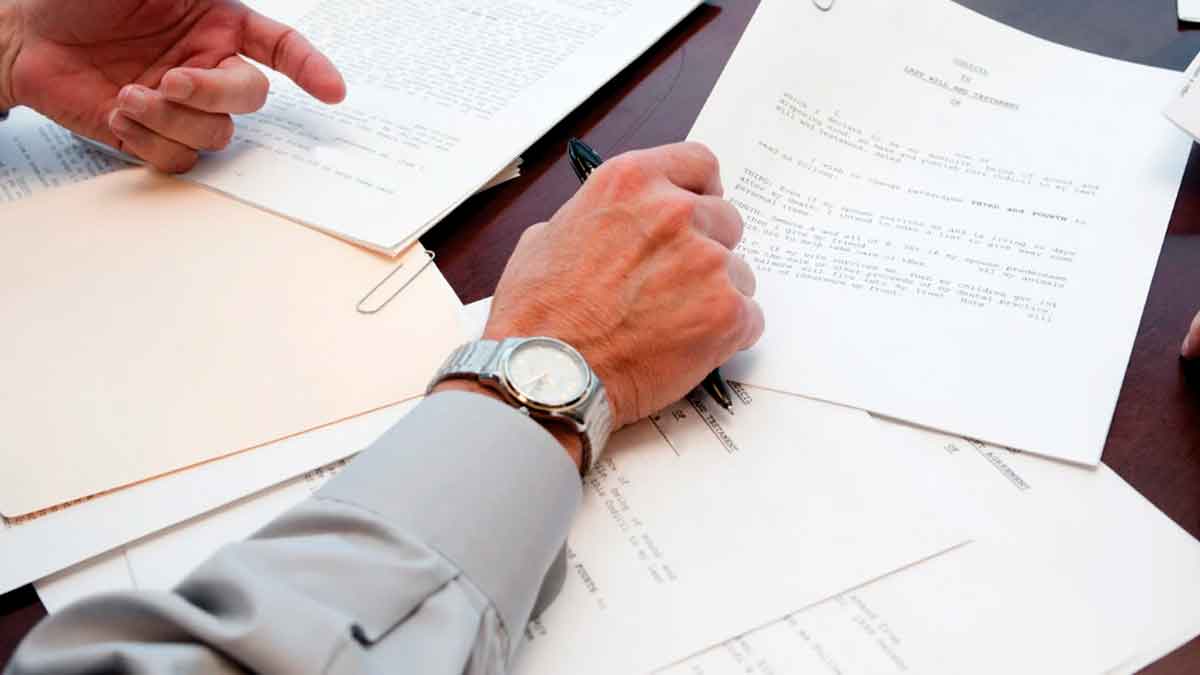 Persona revisando documentos legales para solicitar una copia del testamento en una notaría