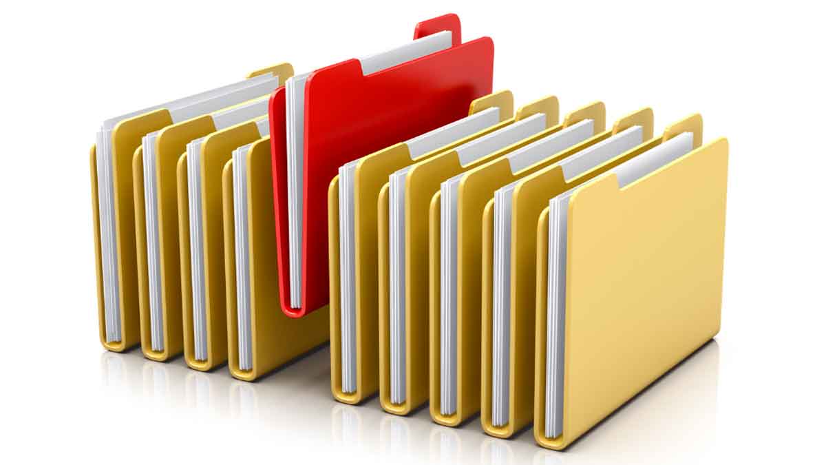 Carpeta roja entre archivos amarillos que simboliza estar en ASNEF, RAI o CIRBE y cómo salir del fichero de morosos