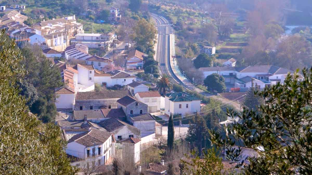 Vista panorámica de un pueblo del interior de Málaga con casas tradicionales y entorno natural, donde la vivienda es más barata