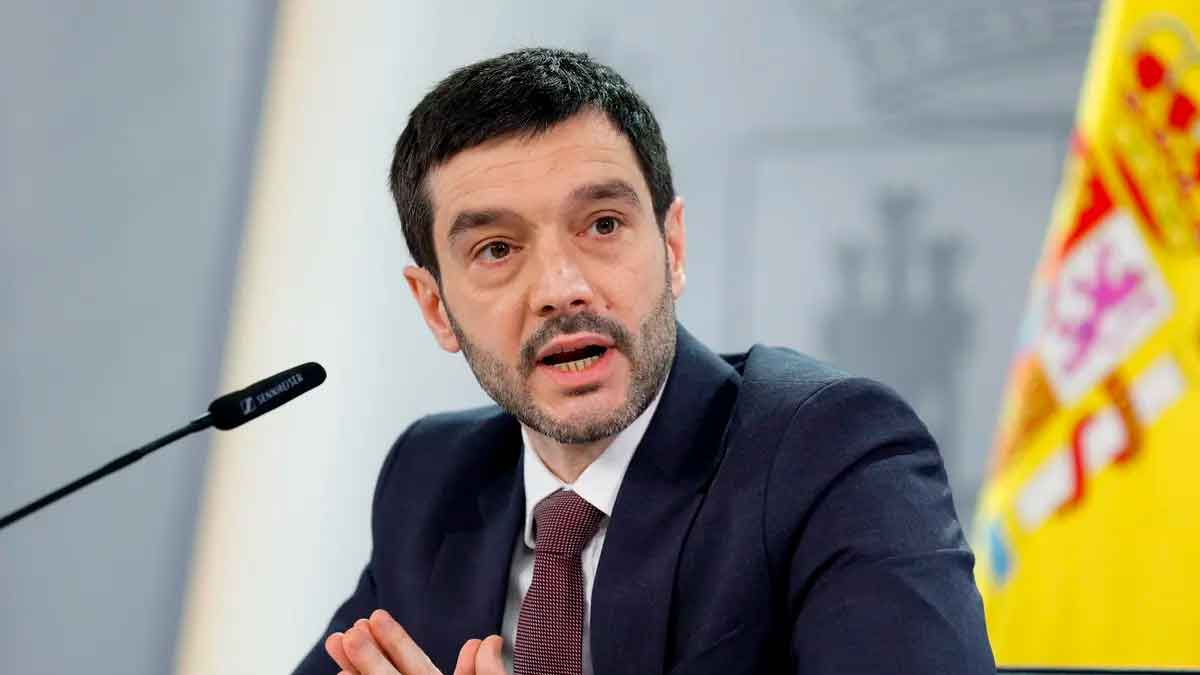 Portavoz gubernamental durante una rueda de prensa sobre la vigilancia de descuentos en el Black Friday