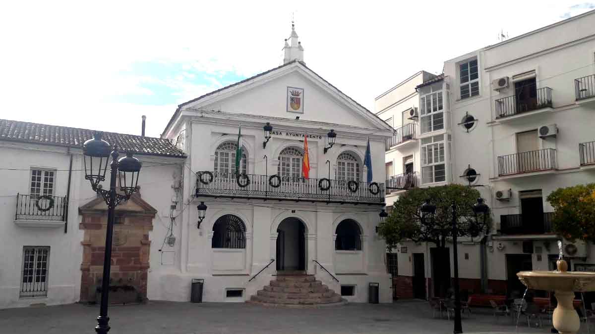 Fachada del Ayuntamiento de Ubrique donde se convocan 9 plazas de auxiliar administrativo en turno libre con requisito de ESO