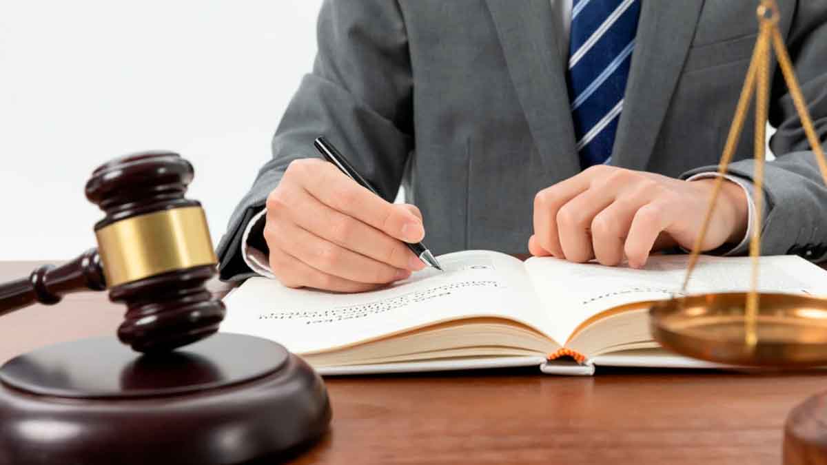 Abogado revisa leyes laborales sobre despidos por conducta fuera del trabajo