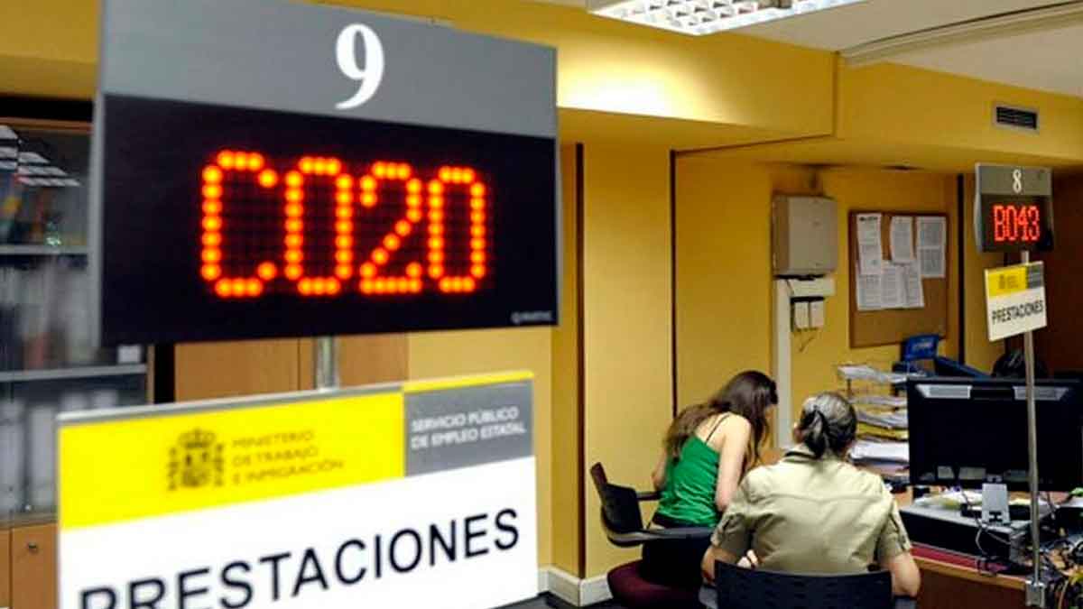Trabajador consulta prestaciones por desempleo en una oficina del SEPE tras dejar su empleo