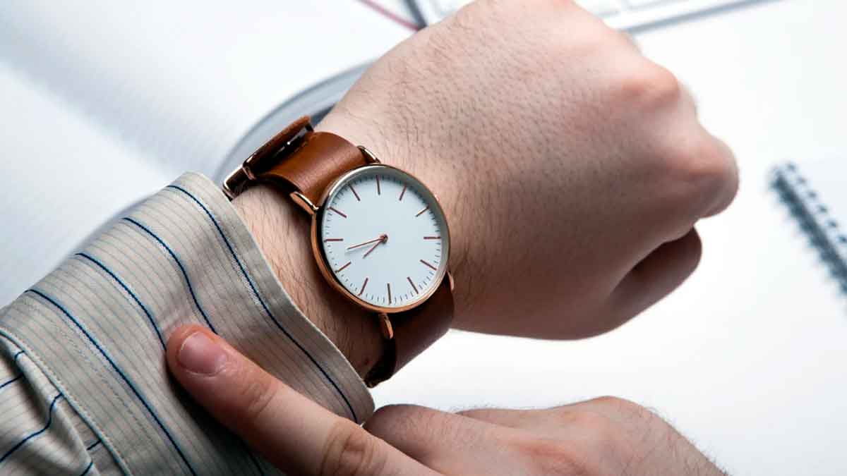 Trabajador consultando el reloj para ver el descanso de su jornada laboral