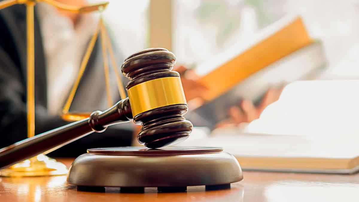 Mazo judicial sobre una mesa en un despacho durante un proceso legal por despido laboral