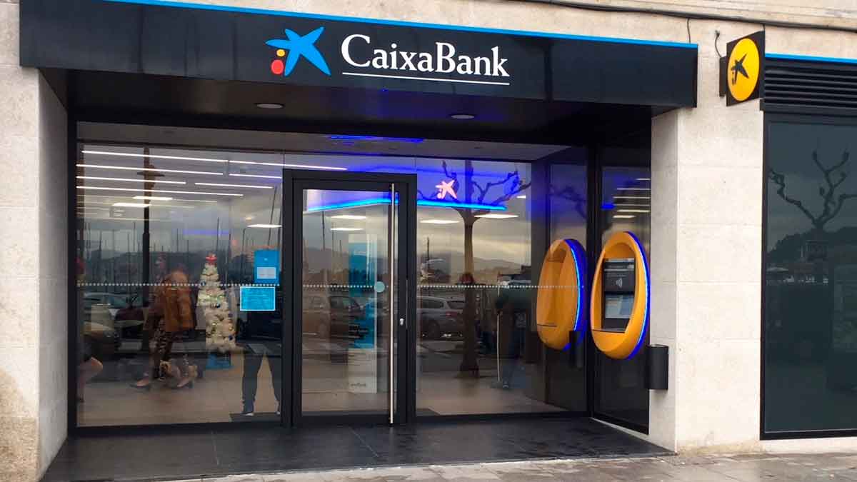 Sucursal de CaixaBank tras el despido de una trabajadora por acceder a cuentas de clientes