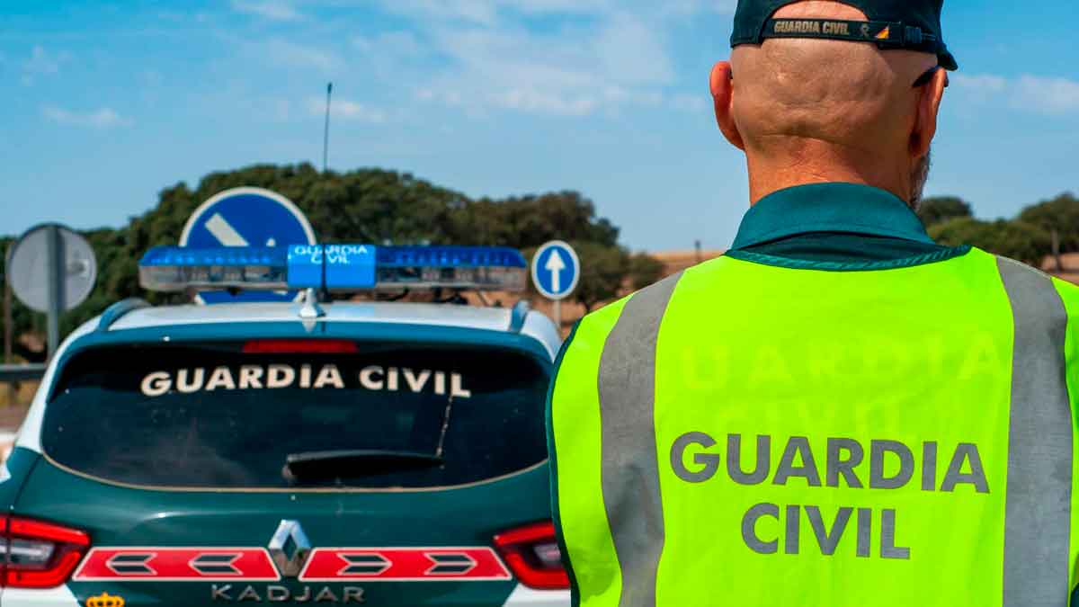 Agente de la Guardia Civil vigilando el tráfico en carretera para controlar el uso del carril izquierdo