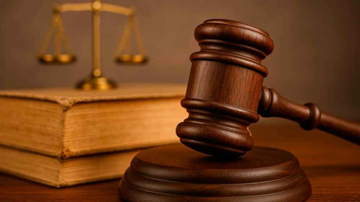 Mazo judicial y libros de derecho que ilustran la sentencia sobre los días de asuntos propios en baja médica