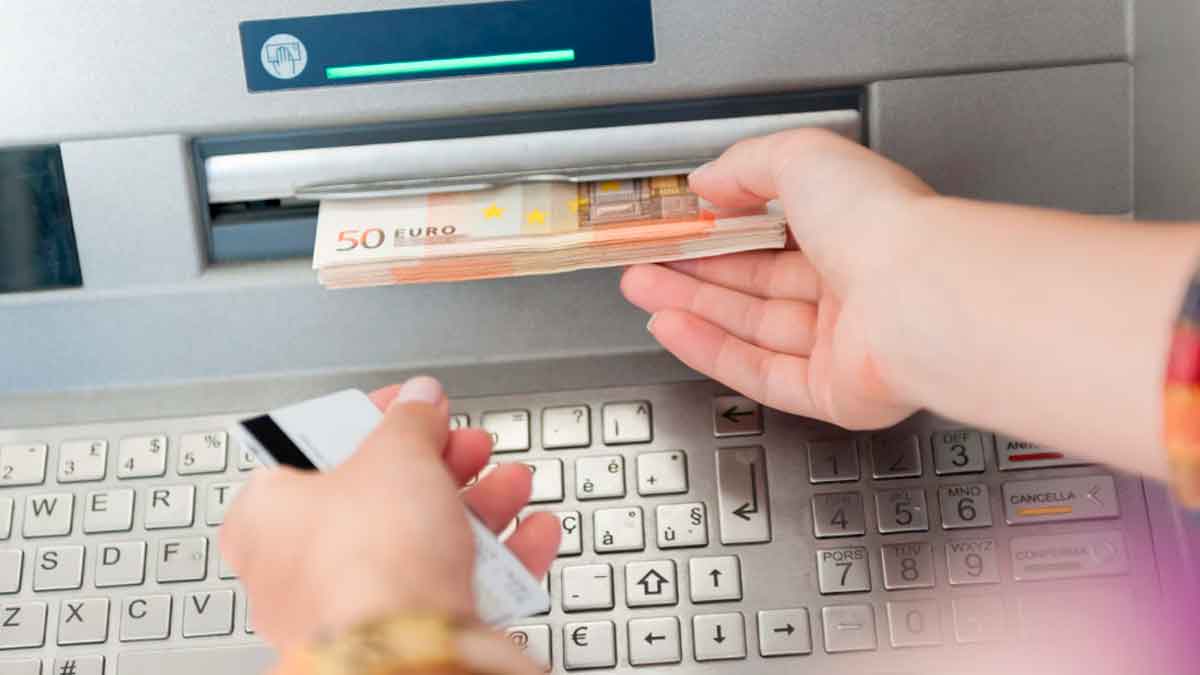 Persona sacando dinero en un cajero automático tras el ingreso del paro del SEPE en noviembre de 2025