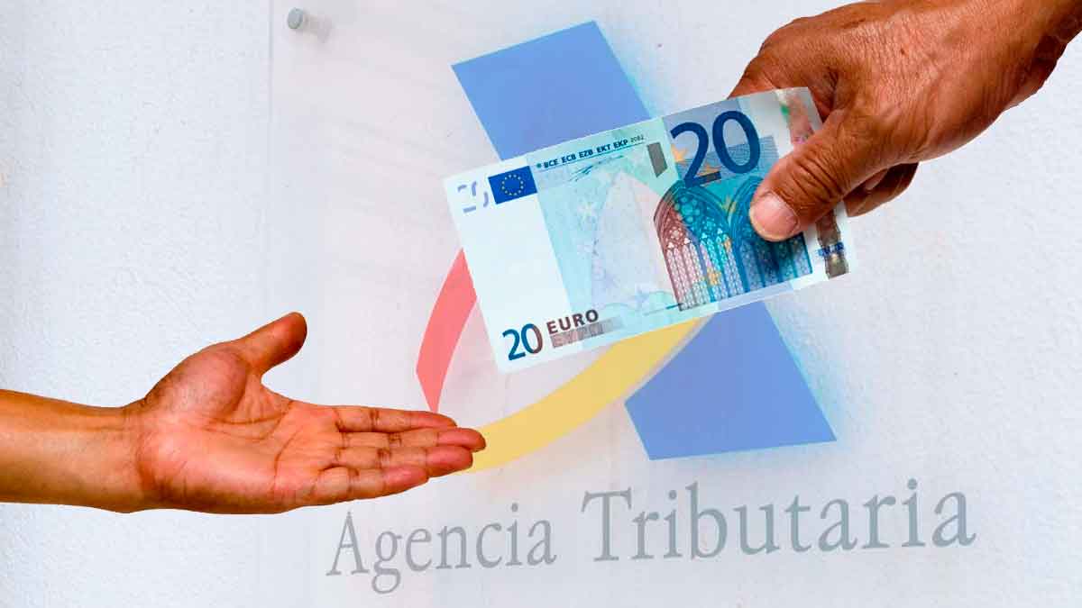 Entrega de billete de 20 euros entre dos personas frente al logo de la Agencia Tributaria