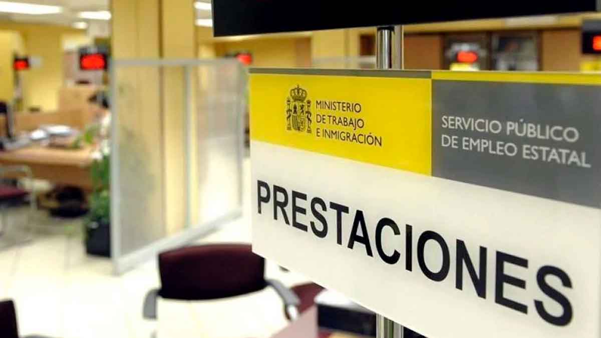 Oficina del SEPE con cartel de prestaciones para solicitar el paro