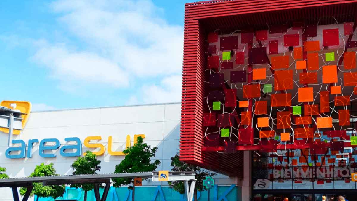 Entrada principal del Centro Comercial Área Sur en Jerez de la Frontera, lugar de nuevas ofertas de empleo por Black Friday y Navidad