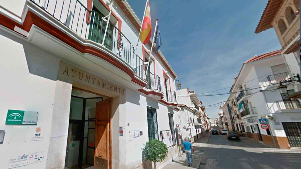 Fachada del ayuntamiento de cártama donde se convocan 4 plazas de auxiliar administrativo con requisito de eso