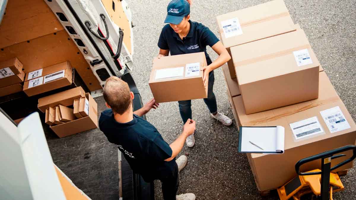 Repartidores cargando paquetes en una furgoneta durante el Black Friday en España
