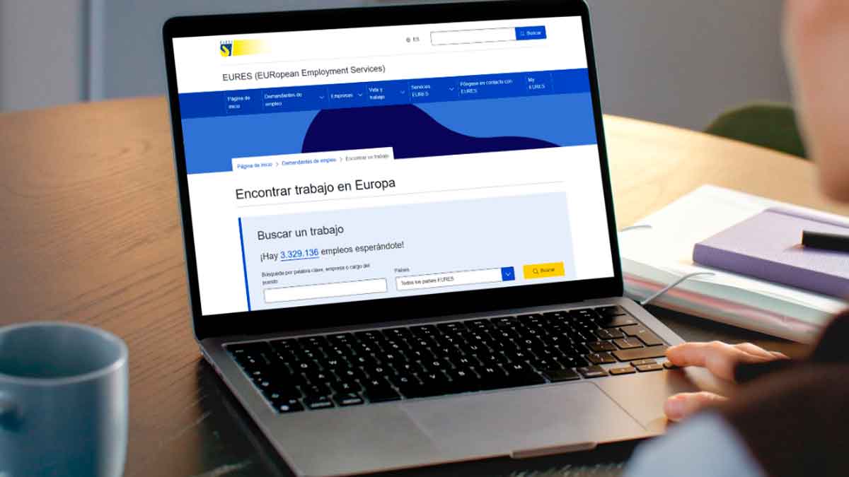 Persona usando el portal EURES para buscar empleo en Europa desde un ordenador portátil