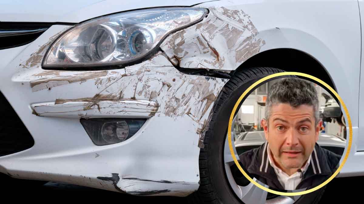 Coche con golpe en el frontal y fotografía de un experto en automoción en un taller