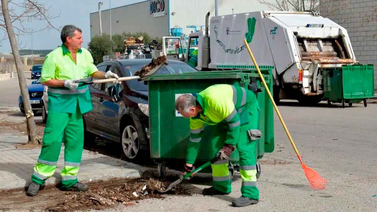 Trabajadores de FCC realizando labores de limpieza urbana en Andalucía dentro de los servicios públicos municipales