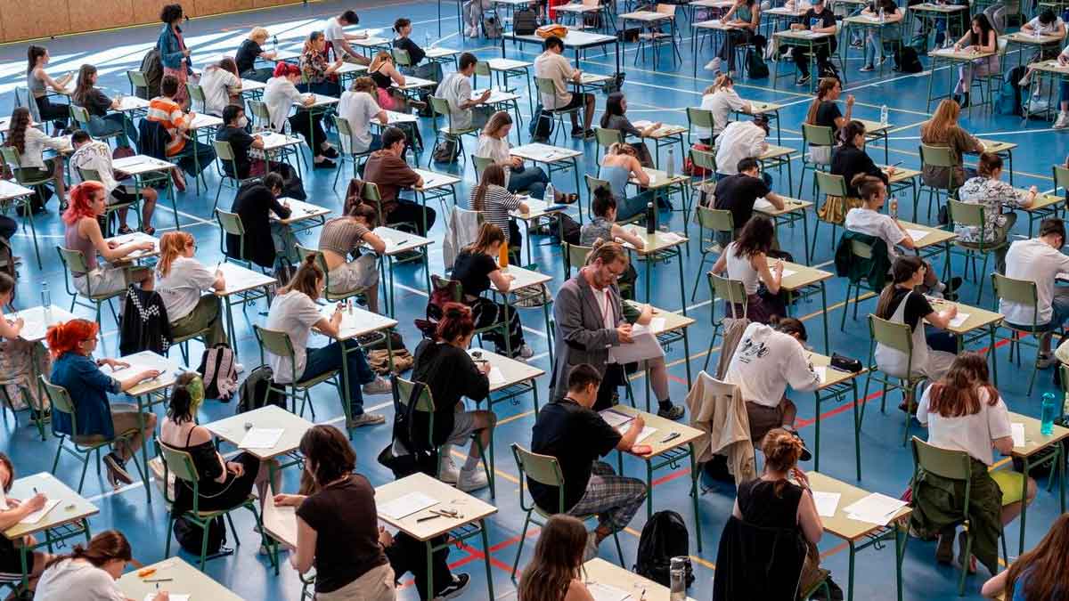 Estudiantes realizando la PAU en un pabellón durante los exámenes en Andalucía