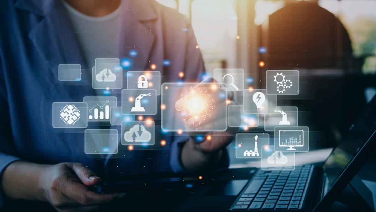 Persona utilizando tecnología digital con iconos de inteligencia artificial, automatización y computación en la nube sobre un ordenador portátil