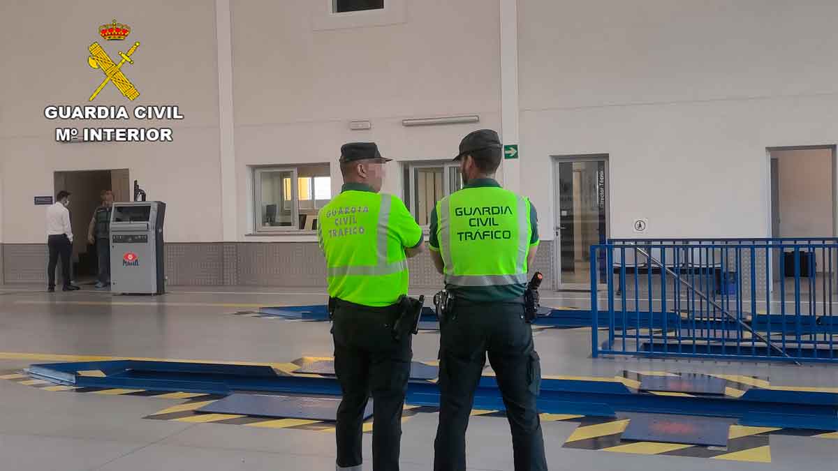 Agentes de la Guardia Civil de Tráfico dentro de una estación de ITV durante una inspección