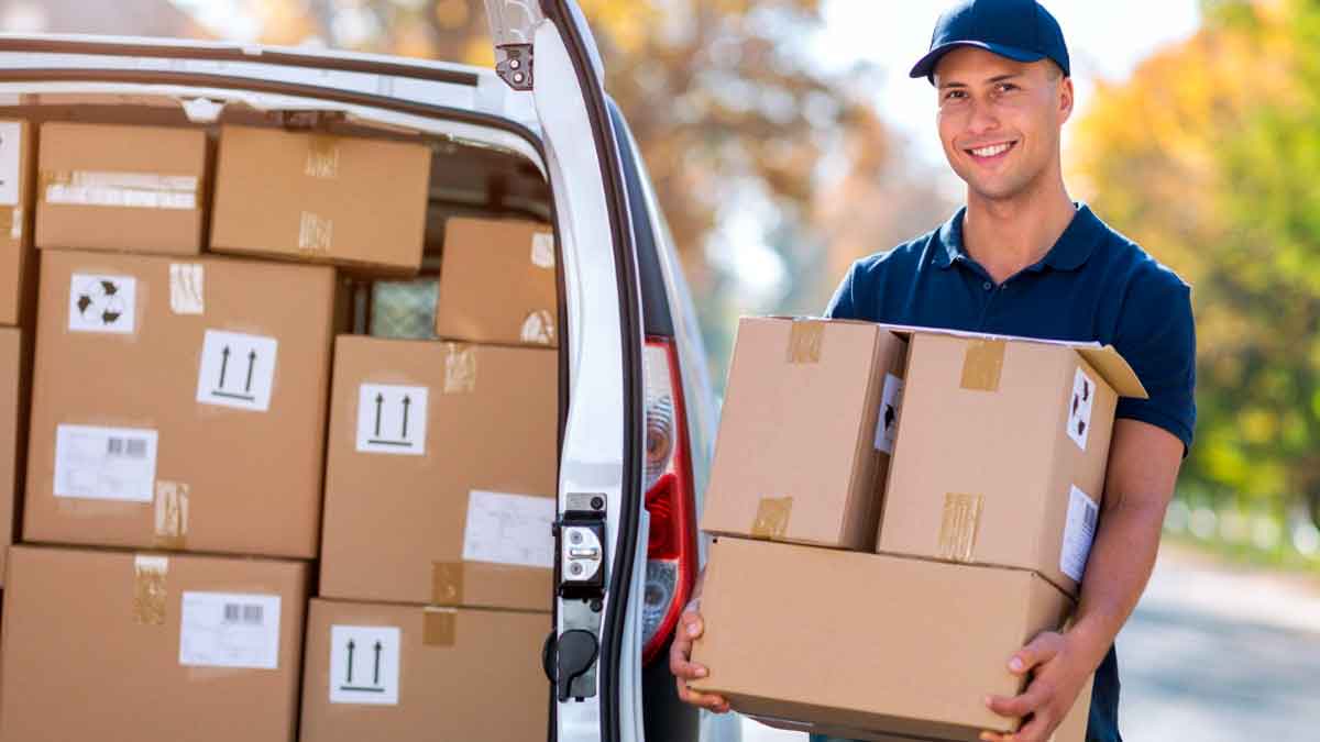 Repartidor cargando cajas en furgoneta de paquetería